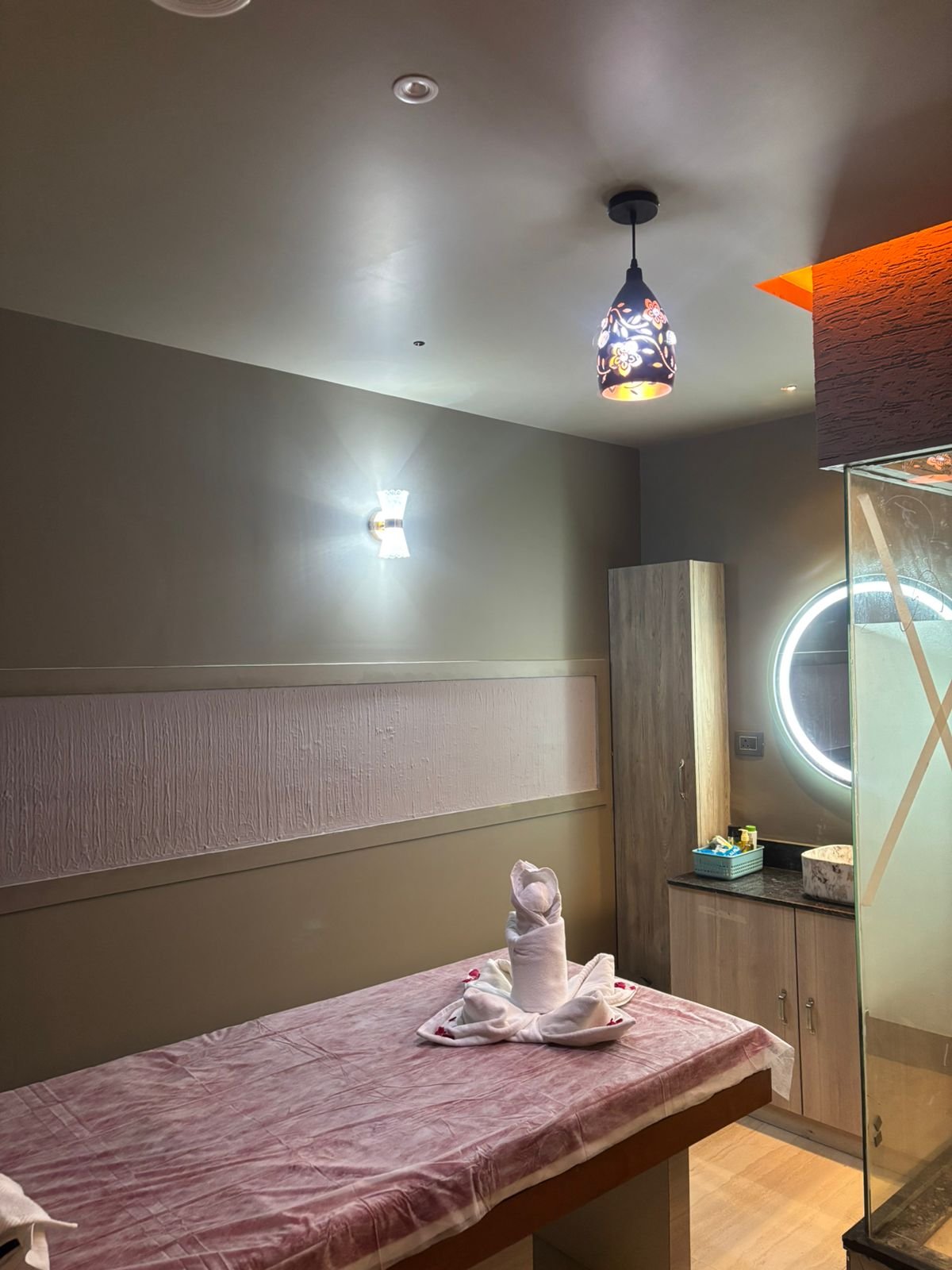 Oil massage in Ulhasnagar, couple massage in Ulhasnagar, massage in Ulhasnagar